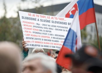 Účastník s transparentom počas protivládneho protestu za predčasné voľby a za efektívny boj so zdražovaním, ktorý organizovala strana Smer - sociálna demokracia pred Prezidentským palácom. Bratislava, 20. september 2022 (Foto: SITA/Branislav Bibel)