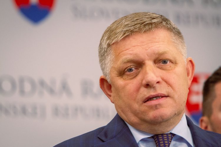 Predseda strany Smer-SD Robert Fico počas brífingu strany Smer - sociálna demokracia v priestoroch Národnej rady SR (Foto: SITA/Diana Černáková)