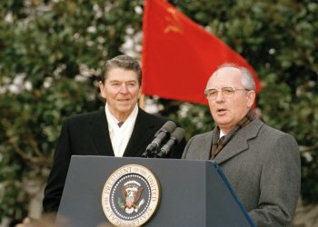 Sovietsky líder Michail Gorbačov (vpravo) a americký prezident Ronald Reagan hovoria s novinármi vo Washingtone, USA, v utorok 8. decembra 1987. Bývalý sovietsky prezident Michail Gorbačov zomrel vo veku 91 rokov (Foto: SITA/AP Photo/Doug Mills)