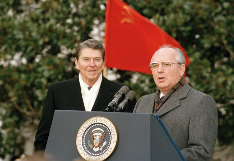 Sovietsky líder Michail Gorbačov (vpravo) a americký prezident Ronald Reagan hovoria s novinármi vo Washingtone, USA, v utorok 8. decembra 1987. Bývalý sovietsky prezident Michail Gorbačov zomrel vo veku 91 rokov (Foto: SITA/AP Photo/Doug Mills)