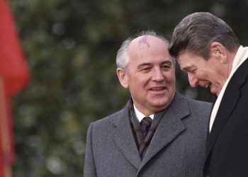 Americký prezident Ronald Reagan (vpravo) sa rozpráva so sovietskym lídrom Michailom Gorbačovom počas slávnostného príchodu do Bieleho domu, kde veľmoci začali trojdňové rokovania na summite vo Washingtone, D.C., v utorok 8. decembra 1987 (Foto: SITA/AP Photo/Boris Yurchenko)
