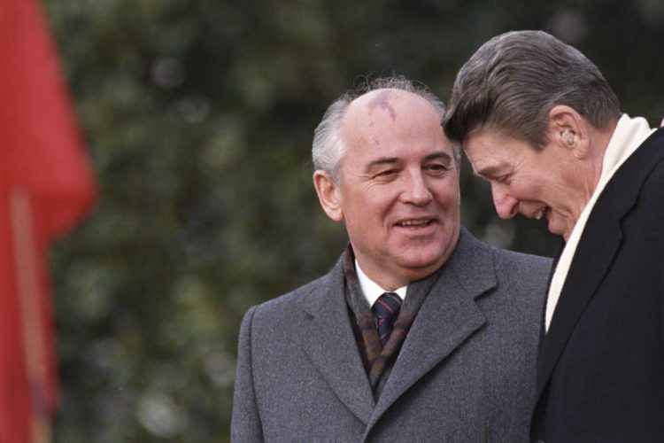 Americký prezident Ronald Reagan (vpravo) sa rozpráva so sovietskym lídrom Michailom Gorbačovom počas slávnostného príchodu do Bieleho domu, kde veľmoci začali trojdňové rokovania na summite vo Washingtone, D.C., v utorok 8. decembra 1987 (Foto: SITA/AP Photo/Boris Yurchenko)