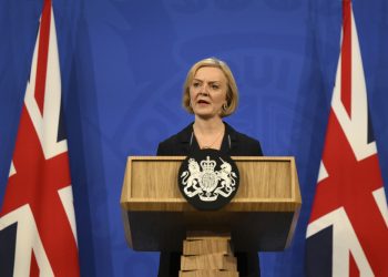 Britská premiérka Liz Trussová sa zúčastňuje na tlačovej konferencii v zasadačke na Downing Street v centre Londýna v piatok 14. októbra 2022 po odvolaní ministra financií v reakcii na rozpočet, ktorý vyvolal chaos na trhoch (Foto: SITA/AP/Daniel Leal)