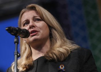 Prezidentka SR Zuzana Čaputová počas spomienkového zhromaždenia za dve obete úkladnej vraždy zo stredy 12. októbra 2022 večer pred LGBTI podnikom Tepláreň a pochodu za odsúdenie nenávisti voči LGBTI komunite, ktorý v Bratislave organizovala Iniciatíva Inakosť. Námestie SNP, Bratislava, 14. október 2022 (Foto: SITA/Branislav Bibel)