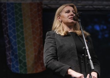 Prezidentka SR Zuzana Čaputová počas spomienkového zhromaždenia za dve obete úkladnej vraždy zo stredy 12. októbra 2022 večer pred LGBTI podnikom Tepláreň a pochodu za odsúdenie nenávisti voči LGBTI komunite, ktorý v Bratislave organizovala Iniciatíva Inakosť. Námestie SNP, Bratislava, 14. október 2022 (Foto: SITA/Branislav Bibel)