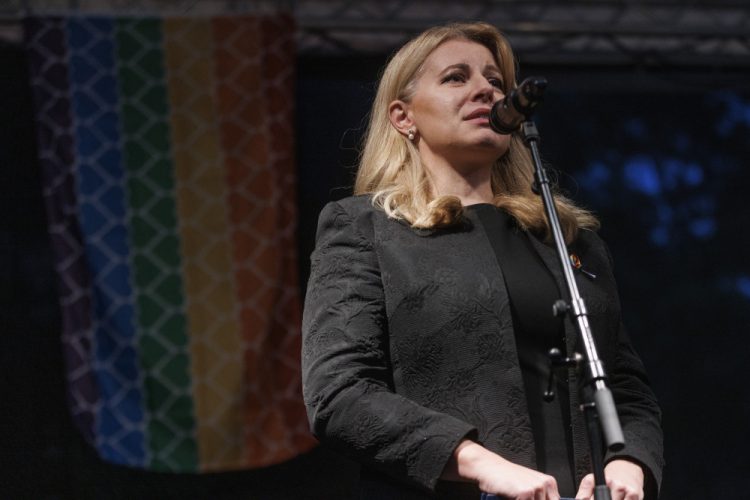 Prezidentka SR Zuzana Čaputová počas spomienkového zhromaždenia za dve obete úkladnej vraždy zo stredy 12. októbra 2022 večer pred LGBTI podnikom Tepláreň a pochodu za odsúdenie nenávisti voči LGBTI komunite, ktorý v Bratislave organizovala Iniciatíva Inakosť. Námestie SNP, Bratislava, 14. október 2022 (Foto: SITA/Branislav Bibel)