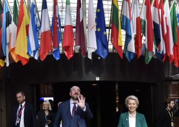 Predseda Európskej rady Charles Michel (uprostred vľavo) a predsedníčka Európskej komisie Ursula von der Leyenová (uprostred vpravo) kráčajú spolu pred mediálnou konferenciou na samite EÚ v Bruseli v piatok 21. októbra 2022 (Foto: SITA/AP Photo/Geert Vanden Wijngaert)