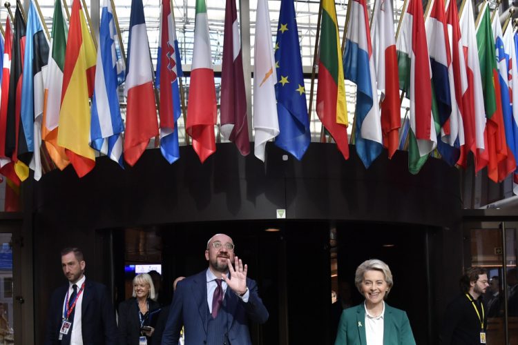 Predseda Európskej rady Charles Michel (uprostred vľavo) a predsedníčka Európskej komisie Ursula von der Leyenová (uprostred vpravo) kráčajú spolu pred mediálnou konferenciou na samite EÚ v Bruseli v piatok 21. októbra 2022 (Foto: SITA/AP Photo/Geert Vanden Wijngaert)