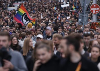 Dav ľudí na Zámockej ulici v Bratislave počas spomienkového zhromaždenia za dve obete úkladnej vraždy zo stredy 12. októbra 2022 večer pred LGBTI podnikom Tepláreň, 14. október 2022 (Foto: SITA/Branislav Bibel)