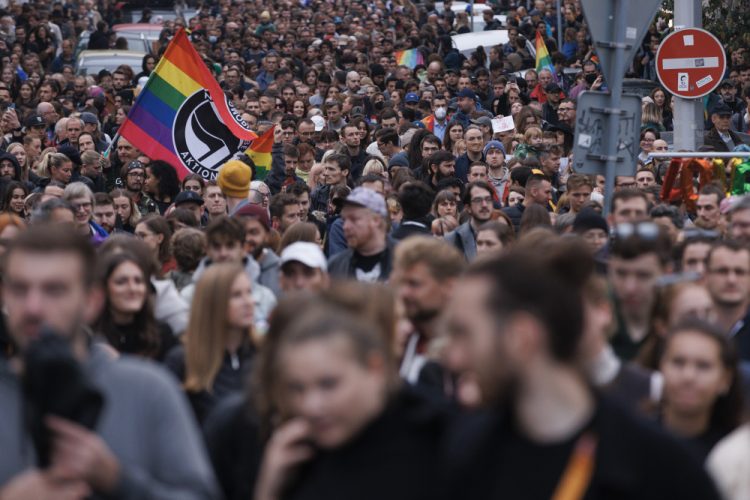 Dav ľudí na Zámockej ulici v Bratislave počas spomienkového zhromaždenia za dve obete úkladnej vraždy zo stredy 12. októbra 2022 večer pred LGBTI podnikom Tepláreň, 14. október 2022 (Foto: SITA/Branislav Bibel)