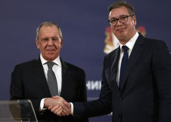 Ruský minister zahraničných vecí Sergej Lavrov (vľavo) si podáva ruku so srbským prezidentom Aleksandarom Vučičom po tlačovej konferencii v Belehrade v Srbsku v nedeľu 10. októbra 2021. Kandidátska krajina Európskej únie Srbsko podpísalo s Ruskom dohodu o vzájomných "konzultáciách" v zahraničnopolitických otázkach. (Foto: SITA/AP Photo/Darko Vojinovic)