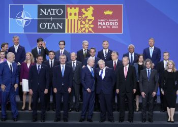 Americký prezident Joe Biden, v prvom rade piaty sprava, sa rozpráva s britským premiérom Borisom Johnsonom, v prvom rade štvrtý sprava, ako pózujú s ostatnými lídrami na skupinovej fotografii počas summitu NATO v Madride v stredu 29. júna 2022 (Foto: SITA/AP Photo/Bernat Armangue)