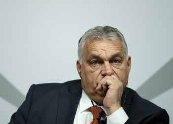 Maďarský premiér Viktor Orbán sa zúčastňuje na panelovej diskusii organizovanej vydavateľstvami na tému "Búrka nad Európou - vojna na Ukrajine, energetická kríza a geopolitické výzvy" v Berlíne v utorok 11. októbra 2022 (Foto: SITA/AP Photo/Markus Schreiber)