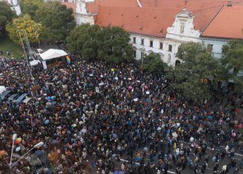 Dav ľudí na Námestí SNP v Bratislave počas spomienkového zhromaždenia za dve obete úkladnej vraždy zo stredy 12. októbra 2022 večer pred LGBTI podnikom Tepláreň a pochod za odsúdenie nenávisti voči LGBTI komunite, ktorý v Bratislave organizovala Iniciatíva Inakosť. Bratislava, 14. október 2022 (Foto: SITA/Branislav Bibel)
