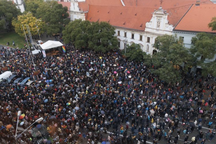 Dav ľudí na Námestí SNP v Bratislave počas spomienkového zhromaždenia za dve obete úkladnej vraždy zo stredy 12. októbra 2022 večer pred LGBTI podnikom Tepláreň a pochod za odsúdenie nenávisti voči LGBTI komunite, ktorý v Bratislave organizovala Iniciatíva Inakosť. Bratislava, 14. október 2022 (Foto: SITA/Branislav Bibel)