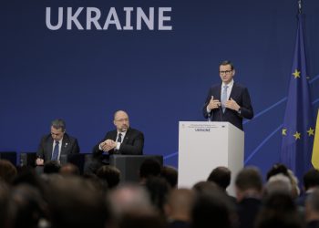 Švajčiarsky prezident Ignazio Cassis (vľavo) a ukrajinský premiér Denis Šmyhal (uprostred) počúvajú poľského premiéra Mateusza Morawieckého (vpravo) počas medzinárodnej konferencie expertov o obnove, rekonštrukcii a modernizácii Ukrajiny v Berlíne v utorok 25. októbra 2022. Vedúci predstavitelia Nemecka a Európskej únie v utorok zhromaždili expertov, aby začali pracovať na tom, čo označujú za "nový Marshallov plán" na obnovu Ukrajiny (Foto: SITA/AP Photo/Markus Schreiber)