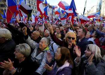 Protest na Václavskom námestí v Prahe v piatok 28. októbra 2022 proti českej vláde (Foto: SITA/AP Photo/Petr David Josek)