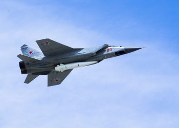 Na archívnej snímke zo stredy 9. mája 2018 stíhačka MiG-31K ruských vzdušných síl nesie vysoko presnú hypersonickú balistickú strelu Kh-47M2 Kinžal počas vojenskej prehliadky pri príležitosti Dňa víťazstva, ktorá sa koná pri príležitosti 73. výročia ukončenia druhej svetovej vojny a porážky nacistického Nemecka v Moskve. Keď Rusko tento týždeň bombardovalo Ukrajinu, vojenskí pozorovatelia sa zamýšľali nad tým, koľko a aké typy rakiet má Rusko ešte vo svojom arzenáli. Inými slovami, ako dlho môže Kremeľ pokračovať v ostreľovaní? (Foto: SITA/AP)