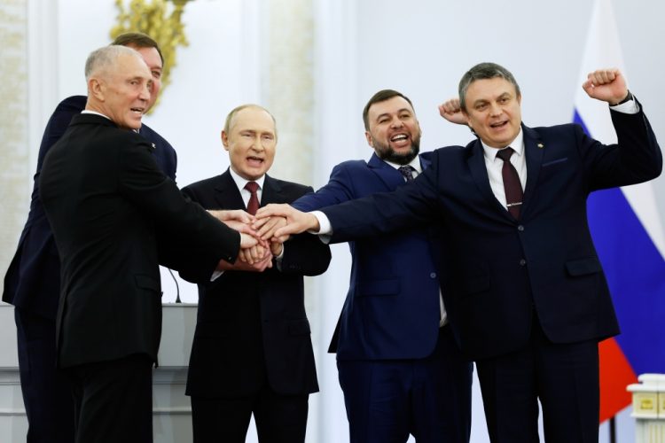 Na snímke zľava Moskvou menovaný šéf Chersonskej oblasti Vladimir Saldo, Moskvou menovaný šéf Záporožskej oblasti Jevgenij Balickij, ruský prezident Vladimir Putin, Denis Pušilin, líder samozvanej Doneckej ľudovej republiky a Leonid Pasečnik, líder samozvanej Luhanskej ľudovej republiky pózujú pre fotografiu počas slávnostného podpisu zmlúv o pripojení štyroch regiónov Ukrajiny k Rusku v Kremli v Moskve v piatok 30. septembra 2022. Podpísanie zmlúv, na základe ktorých sa tieto štyri regióny stanú súčasťou Ruska, nasleduje po ukončení Kremľom organizovaných referend. (Foto: SITA/AP/Dmitrij Astachov, Sputnik, fotografia z vládneho fondu)