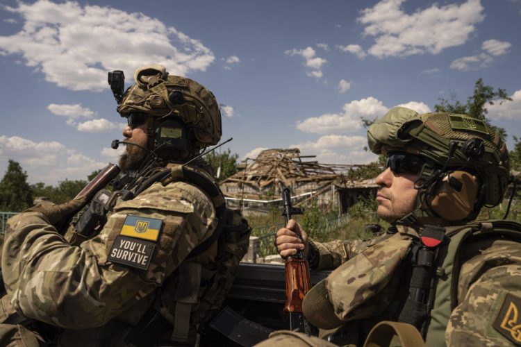 Ukrajinskí vojaci z prieskumného tímu (Foto: SITA/AP Photo/Evgeniy Maloletka)