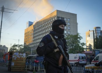 Polícia na mieste ruského ostreľovania v Kyjeve na Ukrajine v pondelok 17. októbra 2022 po tom, ako Kyjevom v skorých ranných hodinách otriaslo niekoľko výbuchov (Foto: SITA/AP Photo/Efrem Lukatsky)