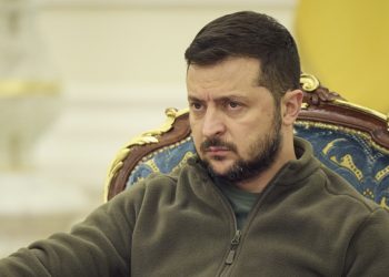 Na snímke zverejnenej tlačovou kanceláriou ukrajinského prezidenta Volodymyr Zelenskyj vedie zasadnutie Rady národnej bezpečnosti a obrany v Kyjeve v piatok 30. septembra 2022. Ukrajinský prezident tvrdí, že jeho krajina podáva "urýchlenú" žiadosť o vstup do vojenskej aliancie NATO (Foto: SITA/AP/Tlačová kancelária ukrajinského prezidenta prostredníctvom agentúry)