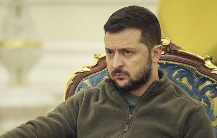 Na snímke zverejnenej tlačovou kanceláriou ukrajinského prezidenta Volodymyr Zelenskyj vedie zasadnutie Rady národnej bezpečnosti a obrany v Kyjeve v piatok 30. septembra 2022. Ukrajinský prezident tvrdí, že jeho krajina podáva "urýchlenú" žiadosť o vstup do vojenskej aliancie NATO (Foto: SITA/AP/Tlačová kancelária ukrajinského prezidenta prostredníctvom agentúry)