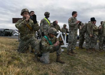 Vojaci armády Spojených štátov amerických (USA) sledujú pristávanie vojenského dopravného lietadla počas mediálneho dňa prípravy americkej armády na medzinárodné cvičenie Saber Strike 2022 v priestoroch leteckej základne v Kuchyni. Kuchyňa, 17. február 2022 (Foto: SITA/Martin Medňanský)