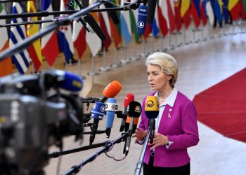 Predsedníčka Európskej komisie Ursula von der Leyenová hovorí s médiami počas príchodu na summit EÚ v Bruseli vo štvrtok 20. októbra 2022. (Foto: SITZA/AP Photo/Geert Vanden Wijngaert)