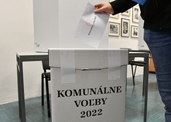 Vhadzovanie volebného lístka do volebnej urny v meste Stará Turá počas spojených volieb do orgánov územnej samosprávy 2022. Stará Turá, 29. október 2022 (Foto: SITA/Martin Medňanský)