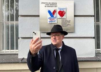 Minister školstva, vedy, výskumu a športu SR Ján Horecký počas videohovoru s českým ministrom školstva, Vladimírom Balašom pred Filozofickou fakultou Univerzity Komenského v Bratislave pri príležitosti Dňa boja za slobodu a demokraciu. Bratislava, 17. november 2022 (Foto: SITA/Ministerstvo školstva, vedy, výskumu a športu SR)