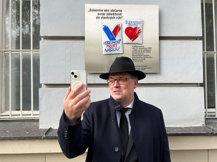 Minister školstva, vedy, výskumu a športu SR Ján Horecký počas videohovoru s českým ministrom školstva, Vladimírom Balašom pred Filozofickou fakultou Univerzity Komenského v Bratislave pri príležitosti Dňa boja za slobodu a demokraciu. Bratislava, 17. november 2022 (Foto: SITA/Ministerstvo školstva, vedy, výskumu a športu SR)