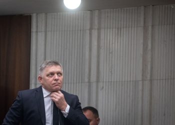 Poslanec NR SR za stranu SMER-SD Robert Fico počas rokovania mimoriadnej 77. schôdze Národnej rady SR o návrhu skupiny poslancov NR SR na vyslovenie nedôvery členovi vlády SR Romanovi Mikulcovi, poverenému riadením Ministerstva vnútra SR. Bratislava 15. november 2022 (Foto: SITA/Diana Černáková)