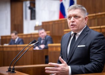 Poslanec NR SR za stranu SMER-SD Robert Fico poèas rokovania mimoriadnej 77. schôdze Národnej rady SR o návrhu skupiny poslancov NR SR na vyslovenie nedôvery èlenovi vlády SR Romanovi Mikulcovi, poverenému riadením Ministerstva vnútra SR. Bratislava 15. november 2022 Foto: SITA/Diana Èernáková