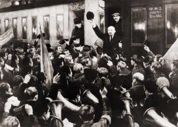 Vladimir Lenin (1870-1924) máva davu z vlaku v Petrohrade počas  revolúcie (Foto: Canva/The Everett Collection)