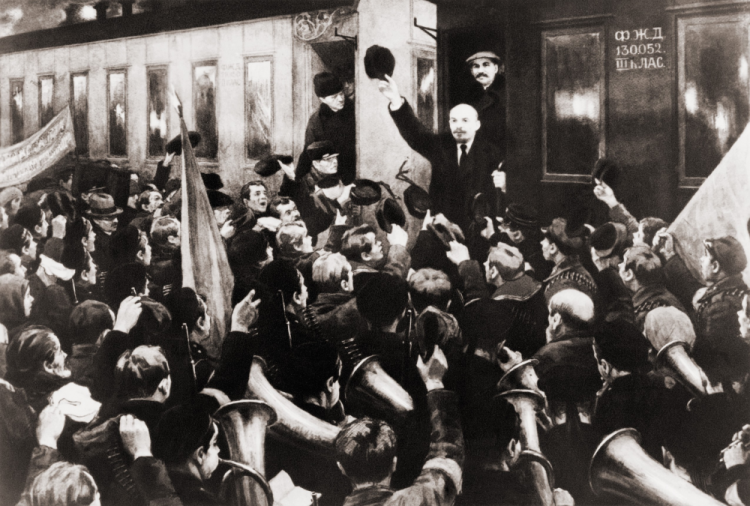 Vladimir Lenin (1870-1924) máva davu z vlaku v Petrohrade počas  revolúcie (Foto: Canva/The Everett Collection)