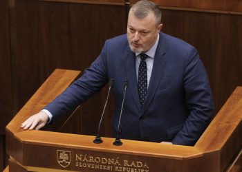 Minister práce sociálnych vecí a rodiny SR Milan Krajniak počas rokovania 75. schôdze Národnej rady SR. Bratislava, 8. november 2022 (Foto: SITA/Branislav Bibel)