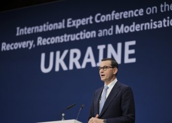 Poľský premiér Mateusz Morawiecki počas prejavu na medzinárodnej konferencii expertov o obnove, rekonštrukcii a modernizácii Ukrajiny v Berlíne v utorok 25. októbra 202. (Foto: SITA/AP Photo/Markus Schreiber)