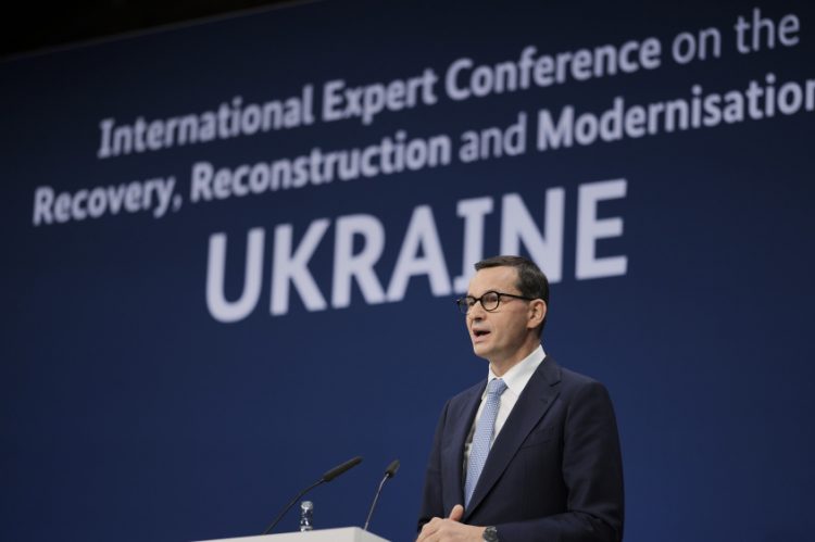 Poľský premiér Mateusz Morawiecki počas prejavu na medzinárodnej konferencii expertov o obnove, rekonštrukcii a modernizácii Ukrajiny v Berlíne v utorok 25. októbra 202. (Foto: SITA/AP Photo/Markus Schreiber)