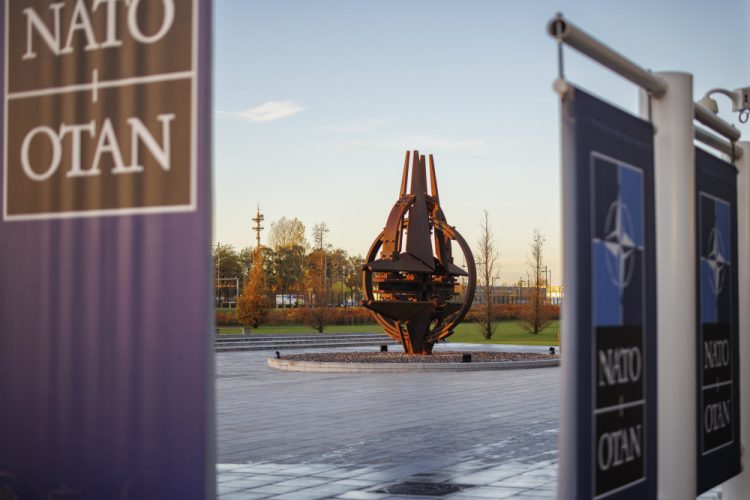 Na snímke socha pred sídlom NATO v stredu 16. novembra 2022 v Bruseli. Veľvyslanci 30 krajín NATO sa zišli na mimoriadnych rokovaniach po tom, ako Poľsko uviedlo, že na jeho územie dopadla raketa ruskej výroby a zabila dvoch ľudí, a prezident USA Joe Biden a jeho spojenci prisľúbili podporu vyšetrovaniu incidentu (Foto: SITA/AP Photo/Olivier Matthys)
