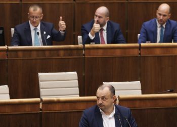 Sprava: Podpredsedovia NR SR Gábor Grendel, Peter Pčolinský, predseda NR SR Boris Kollár a poslanec NR SR za hnutie Obyčajný ľudia a nezávislé osobnosti (OĽaNO) Lukáš Kyselica (v popredí) počas zasadnutia 75. schôdze Národnej rady SR. Bratislava, 8. november 2022. (Foto: SITA/Branislav Bibel)