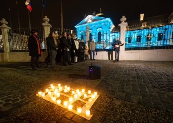 Bývalí študenti, ktorí organizovali pochod pred 33 rokmi a aktéi Nežnej revolúcie počas stretnutia s ministrom školstva, vedy, výskumu a športu SR na Hodžovom námestí v Bratislave pri príležitosti výročia udalostí zo dňa 16. novembra 1989 na Hodžovom námestí. Bratislava, 16. november 2022 (Foto: SITA/Jana Birošová)