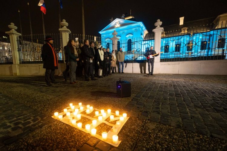 Bývalí študenti, ktorí organizovali pochod pred 33 rokmi a aktéi Nežnej revolúcie počas stretnutia s ministrom školstva, vedy, výskumu a športu SR na Hodžovom námestí v Bratislave pri príležitosti výročia udalostí zo dňa 16. novembra 1989 na Hodžovom námestí. Bratislava, 16. november 2022 (Foto: SITA/Jana Birošová)