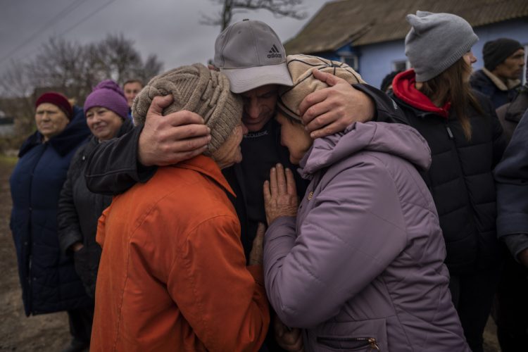 V dedine Tsentralne sa stretávajú ukrajinskí rodinní príslušníci po prvý raz od stiahnutia ruských vojsk z Chersonskej oblasti na juhu Ukrajiny v nedeľu 13. novembra 2022. Rodiny boli po februárovej invázii Ruska roztrhané, pretože niektorí utiekli a iní sa schovali. Teraz sa mnohí z nich vidia po prvýkrát po niekoľkých mesiacoch, po poslednom ústupe Moskvy uprostred ukrajinskej protiofenzívy, ktorá znovu obsadila územie vklinené medzi regionálne hlavné mestá Cherson a Mykolajiv a Čierne more (Foto: SITA/AP Photo/Bernat Armangue)