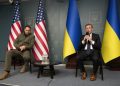 Poradca Bieleho domu pre národnú bezpečnosť Jake Sullivan (vpravo) a vedúci kancelárie ukrajinského prezidenta Andrij Jermak počas tlačovej besedy v Kyjeve v piatok 4. novembra 2022 (Foto: SITA/AP Photo/Efrem Lukatsky)