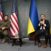 Poradca Bieleho domu pre národnú bezpečnosť Jake Sullivan (vpravo) a vedúci kancelárie ukrajinského prezidenta Andrij Jermak počas tlačovej besedy v Kyjeve v piatok 4. novembra 2022 (Foto: SITA/AP Photo/Efrem Lukatsky)