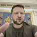 Na snímke z videa poskytnutého tlačovou kanceláriou ukrajinského prezidenta ukrajinský prezident Volodymyr Zelenskyj hovorí z Kyjeva vo štvrtok 21. apríla 2022. (Foto: SITA/AP/Tlačová kancelária ukrajinského prezidenta)