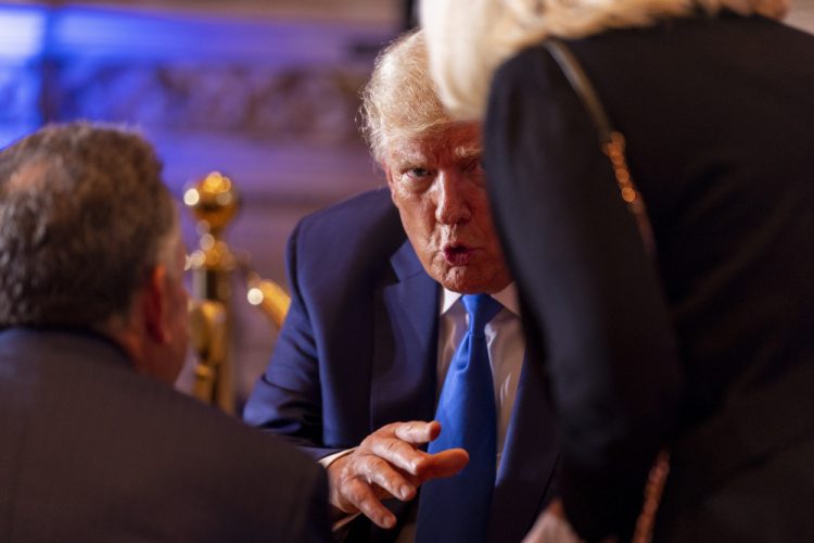 Bývalý prezident Donald Trump hovorí k hosťom v Mar-a-lago v deň volieb v utorok 8. novembra 2022 v Palm Beach na Floride (Foto: SITA/AP Photo/Andrew Harnik)