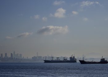 Nákladné lode kotviace v Marmarskom mori čakajú na preplávanie cez Bosporský prieliv v tureckom Istanbule v utorok 1. novembra 2022 (Foto: SITA/AP Photo/Khalil Hamra)