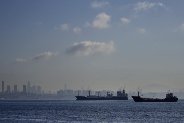 Nákladné lode kotviace v Marmarskom mori čakajú na preplávanie cez Bosporský prieliv v tureckom Istanbule v utorok 1. novembra 2022. Turecký minister obrany v pondelok v telefonickom rozhovore so svojím ruským náprotivkom Sergejom Šojguom vyzval Rusko, aby "prehodnotilo" svoje rozhodnutie pozastaviť vykonávanie dohody o obilí, ktorú sprostredkovali OSN a Turecko (Foto: SITA/AP Photo/Khalil Hamra)